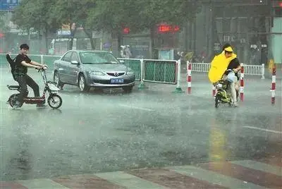 平顶山暴雨亲历者称雨不停不敢睡，暴雨天气我们该如何做好防护？