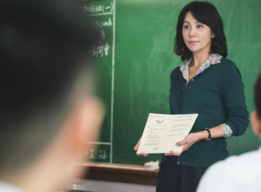 上外教师隐瞒婚姻交往女学生被解聘，你觉得这个处罚结果怎么样？