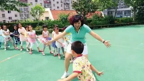 幼师领孩子进厕所暴打体罚，究竟发生了什么？