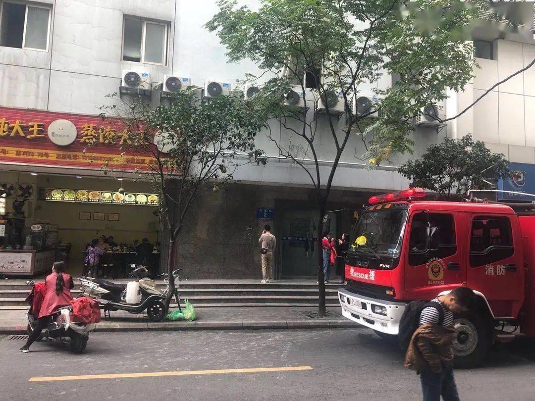 成都太升南路一高楼大火，大火产生的原因是什么？