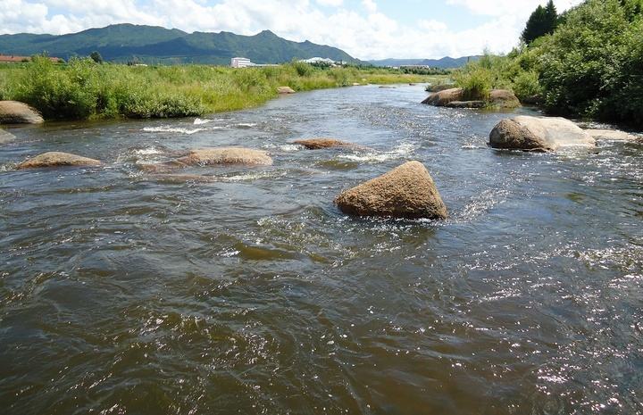 河水哗哗地流着，像什么呢?