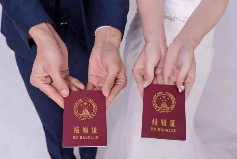 未领结婚证按风俗习惯办理了结婚仪式又在一起共同生活了一年发现男方性冷淡，女方想退婚，需要退还彩礼