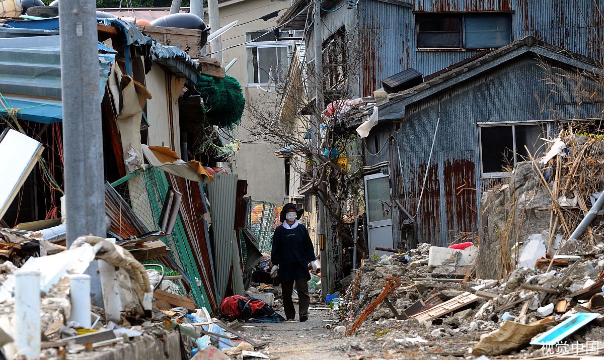 日本大地震后老人寻妻十年，背后究竟有何感人的故事？