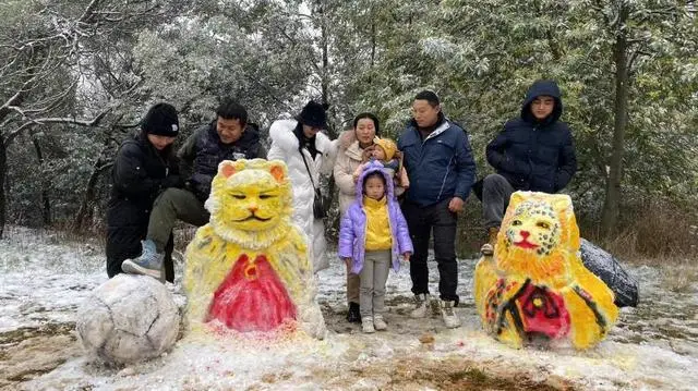 云南四人用时2小时堆出金钱豹雪人，你觉得他们堆得这个雪人怎么样？