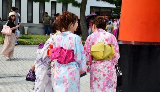 女子在苏州街头穿和服，被警察带走，如此节日穿和服被抓究竟冤不冤？