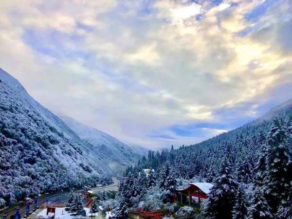 四川多景区解锁雪景模式，今年冬天来得这么早吗？